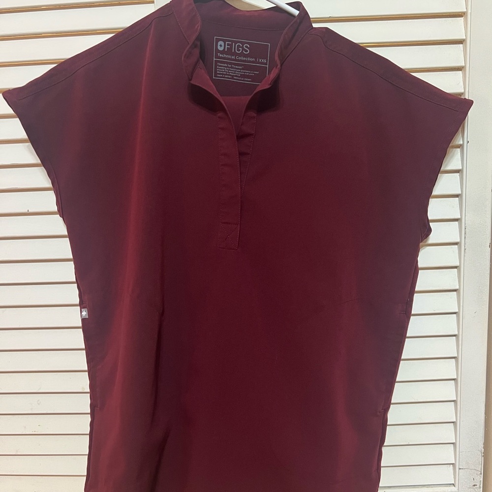 Figs burgundy scrub set